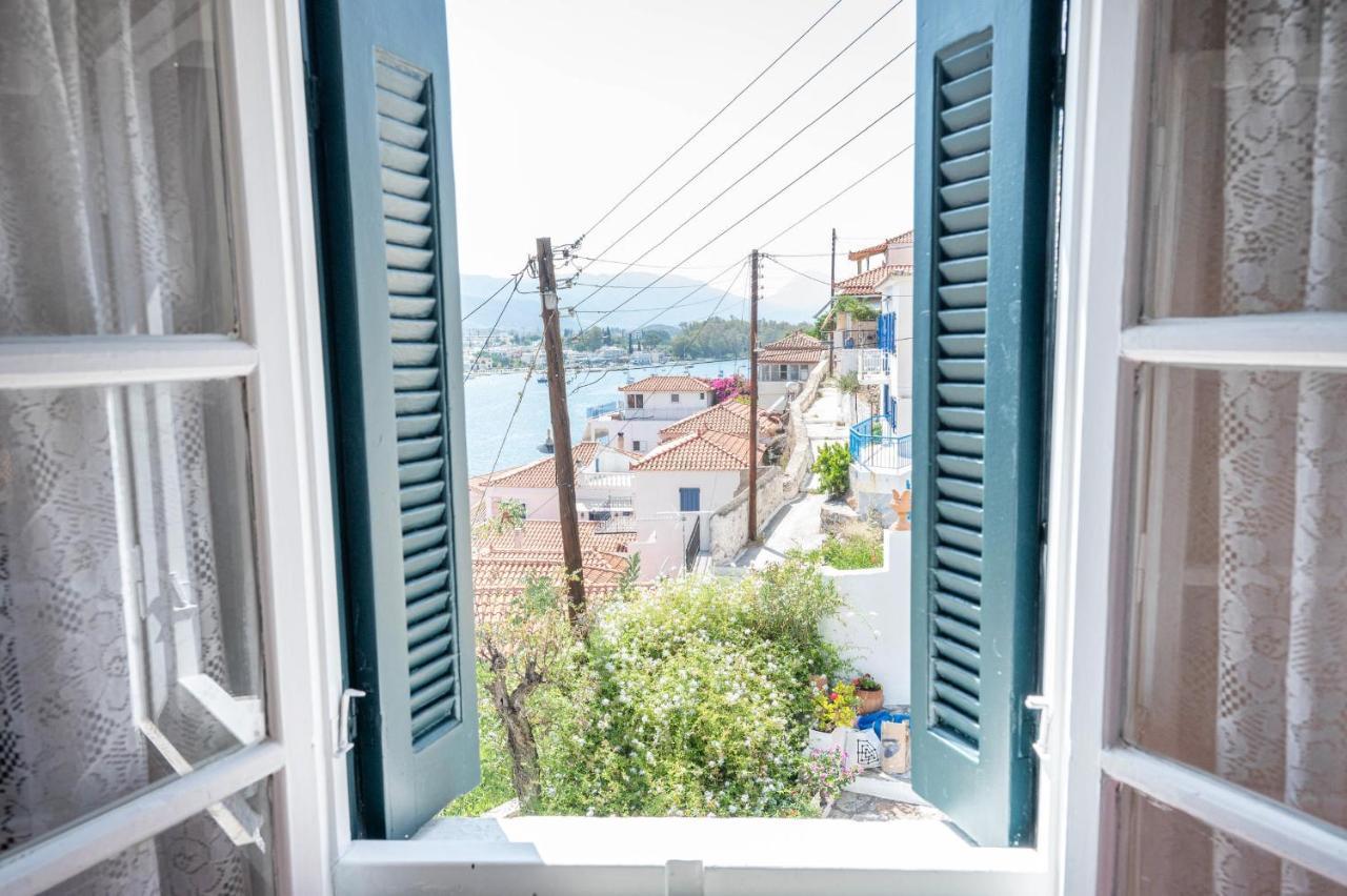 Traditional House Under The Clock Tower With Sweet View Poros Town Dış mekan fotoğraf